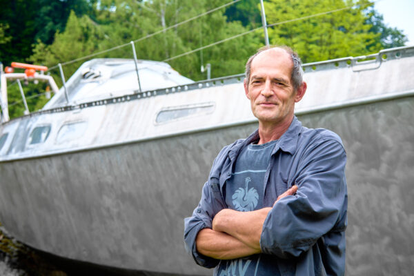 Holger Bührle hat einen Yacht im Vorgarten stehen