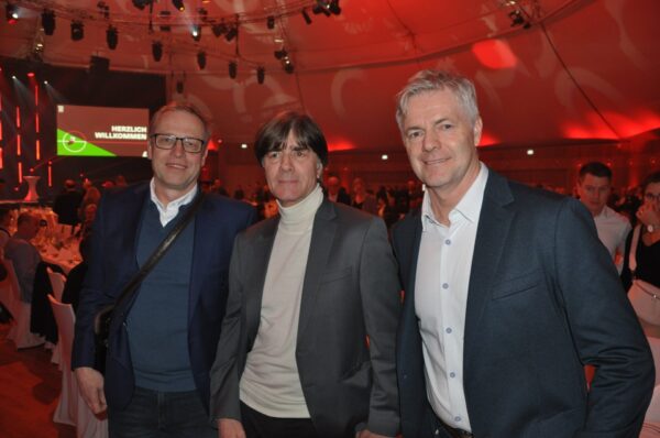 SC-Sportdirektor Klemens Hartenbach, Weltmeister-Trainer Joachim Löw und TV-Moderator Tom Bartels