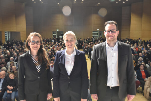 Zu sehen sind die Bürgermeisterkandidaten Carolin Dunkelberg, Melanie Kienle und Marco Kern