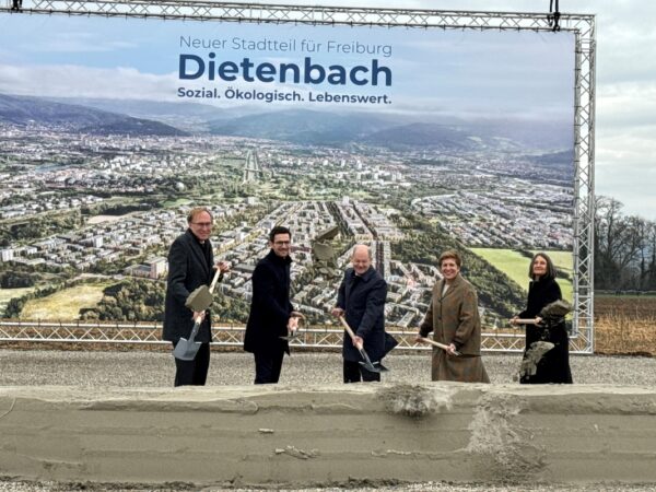 Historischer Spatenstich für den Stadtteil Dietenbach – mit guter Laune dabei: Freiburgs Oberbürgermeister Martin Horn (2. von links/parteilos) und Kanzler Olaf Scholz (Mitte/SPD). Foto: Sven Meyer