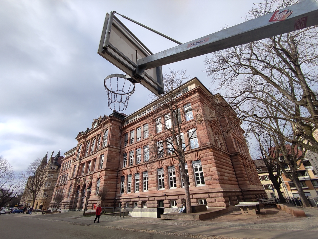 Schulhof mit Basketballkorb