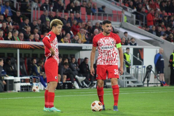 Ritsu Doan (links) und Vincenzo Grifo vom SC Freiburg