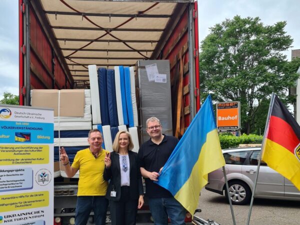 Organisiert werden die Hilfslieferungen von der Deutsch-Ukrainischen Gesellschaft und deren Vorsitzender Oksana Vyhovska – unterstützt vom Aktionsbündnis Ukraine. Achim Wiehle (r.) ist einer der Initiatoren des Bündnisses und stellt das Lager seiner Firma Hyfagro zur Verfügung, sein Mitarbeiter Thomas Wrobel engagiert sich ebenfalls tatkräftig.