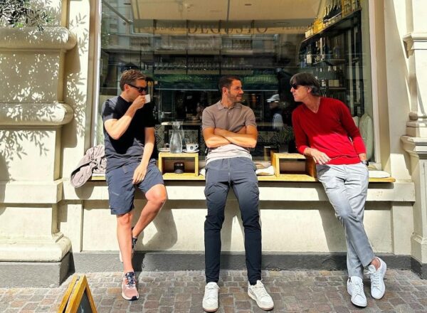 Bei der Degusto Restobar in der Humboldtstraße ließen sich SC-Kapitän Christian Günter (M.), sein Berater Dirk Pietroschinsky (l.) und Ex-Bundestrainer Jogi Löw ihren Kaffee schmecken. Günter teilte den Schnappschuss bei Instagram. „Sehr lässig“ oder „Voll badisch“ lauteten die Kommentare der Follower.