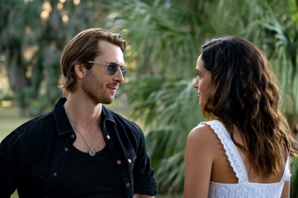 Gary Johnson (Glen Powell) und Madison (Adria Arjona)