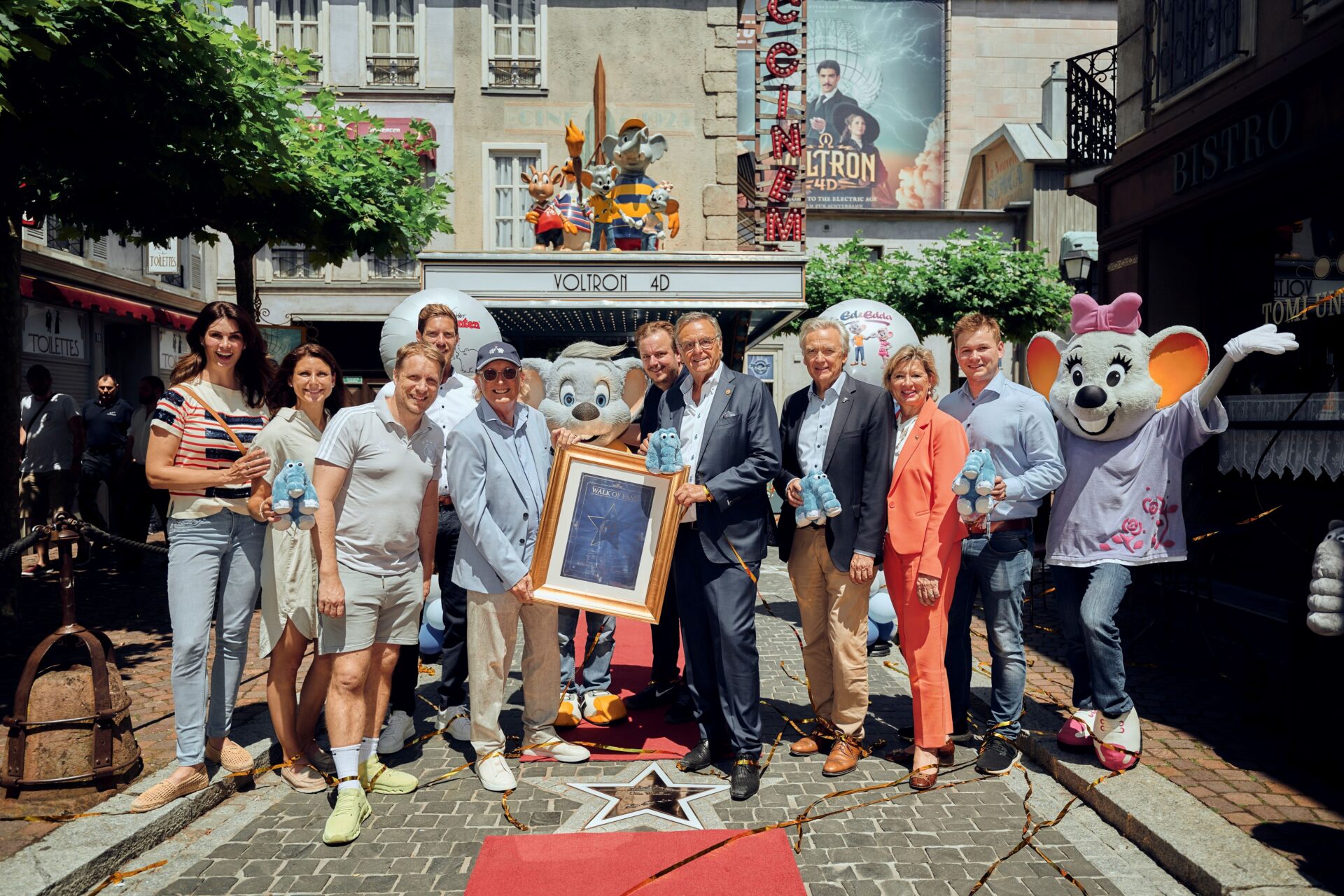 Otto wurde von Familie Mack mit einem Stern auf dem „Walk of Fame" und von Oliver Pocher überrascht