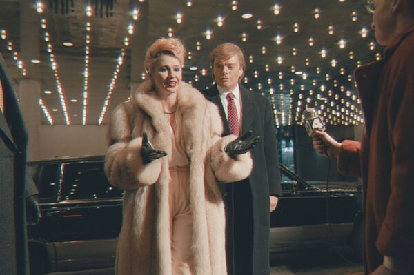 Donald Trump (Sebastian Stan) und seine Frau Ivana (Maria Bakalova) haben große Pläne. Fotzo: DCM Filmverleih