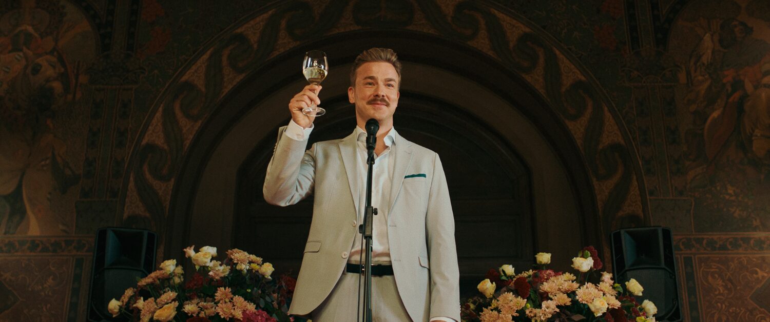 Matthias (Albrecht Schuch) spielt die Rolle für die er gebucht wird perfekt, doch dabei hat er seine eigene Identität verloren. Foto: Wild Bunch Germany