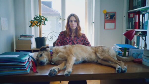 Anwältin Avril Lucciani (Lætitia Dosch) hat mit Hund Cosmos (Kodi) einen neuen Fall auf dem Tisch.