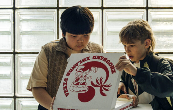 Ein vertauschter Pizzakarton voller Geld bringt Gastschülers Xi Zhou und Lucas in ernste Schwierigkeiten. Foto: Port au Price Pictures