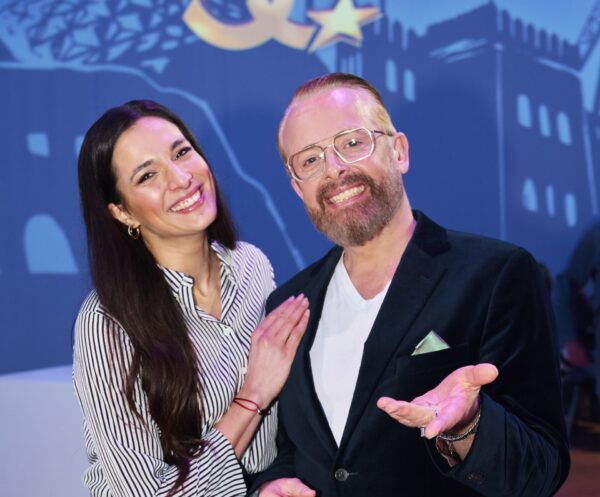 Sie waren zu Gast bei der Pressekonferenz zur Saisoneröffnung: Statt blond jetzt dunkelhaarig und mit Rauschebart – Sänger Ross Anthony überraschte mit einem neuen Look – Youtube-Star Sally ist bald noch öfter in Park . Foto: Europa-Park