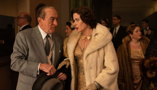 Frank Costello (Robert de Niro) und seine Frau Bobbie (Debra Messing) fühlen sich zunehmend von Mafia-Rivale Vito Genovese bedroht.