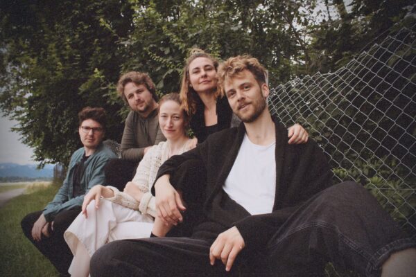 Die Freiburger Band „We Are Alva“ um Jan und Jannike (rechts und 2.v.r.) kombiniert groovigen Indie-Pop und gefühlvolle Vibes.