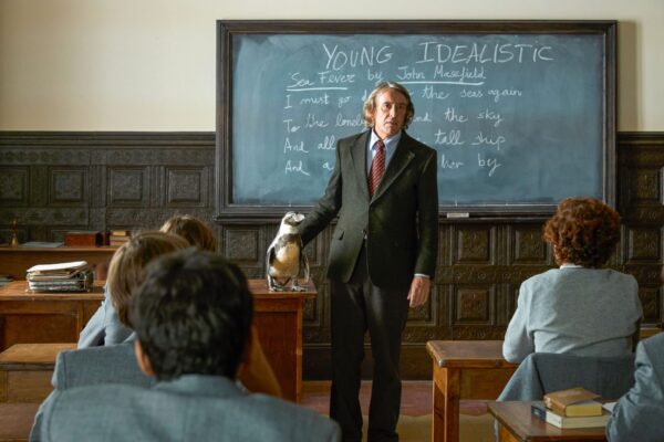 Lehrer Tom (Steve Coogan) rettet einem Pinguin das Leben - der wird ihm ein treuer Freund. Foto: Tobis Film GmbH