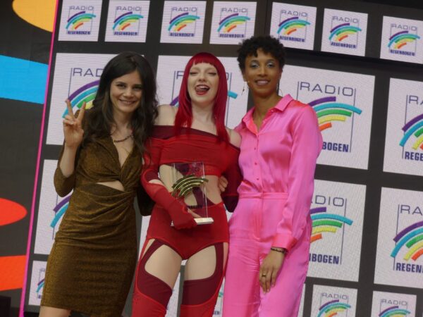 Schauspielerin Joyce Ilig, Sophie Louise Scott von Sophie and the Giants und Malaika Mihambo hatten sich für die Preisverleihung natürlich in Schale geworfen