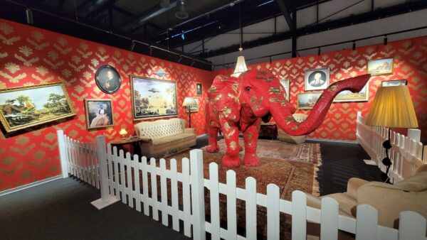 Bei der Ausstellung zu sehen: "The Elephant in the Room": Nachgebildete Szene einer Banksy-Show in Los Angeles.
