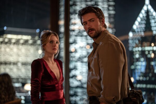 Violet (Meghann Fahy) und Henry (Brandon Sklenar) verstehen sich prächtig – doch dann ist Violet gezwungen, grausamen Anweisungen eines Fremden zu folgen.