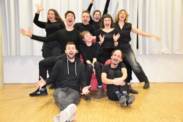 Das Ensemble Autokorrektiv bringt in einem Improtheater Lieblingsbücher live auf die Bühne.
