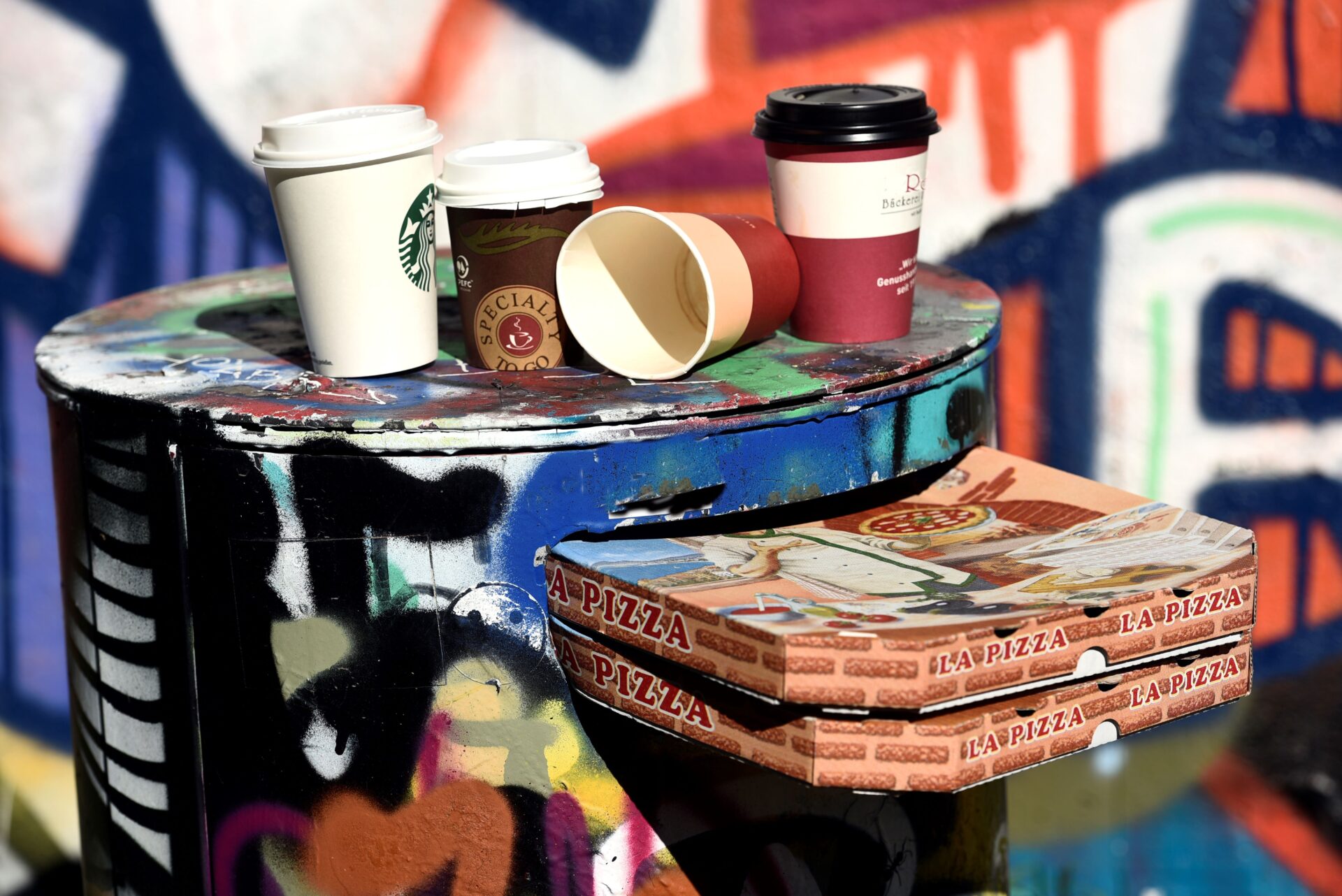 Für Coffee to go-Pappbecher oder Pizzakartons könnte es in Freiburg ab kommenden Jahr eine Verpackungssteuer geben.