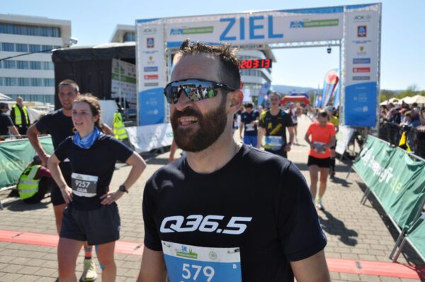 Ex-Radprofi Simon Geschke stellte sich zum ersten Mal der läuferischen Herausforderung und kam aus der Puste, aber glücklich ins Ziel.
