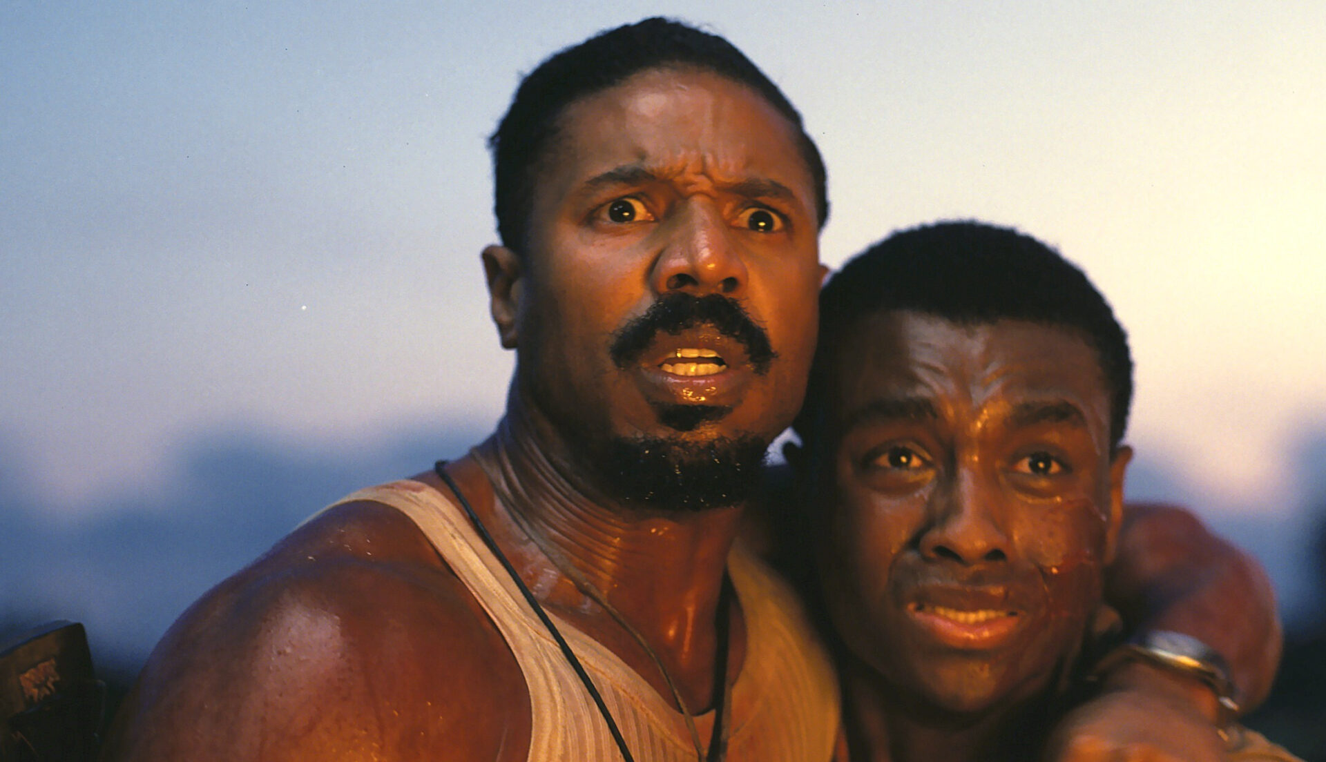 Zwei Zwillingsbrüder (Michael B. Jordan in einer Doppelrolle) kehren für einen Neuanfang in ihre Heimatstadt zurück - eine fatale Entscheidung. Foto: Warner Bros.