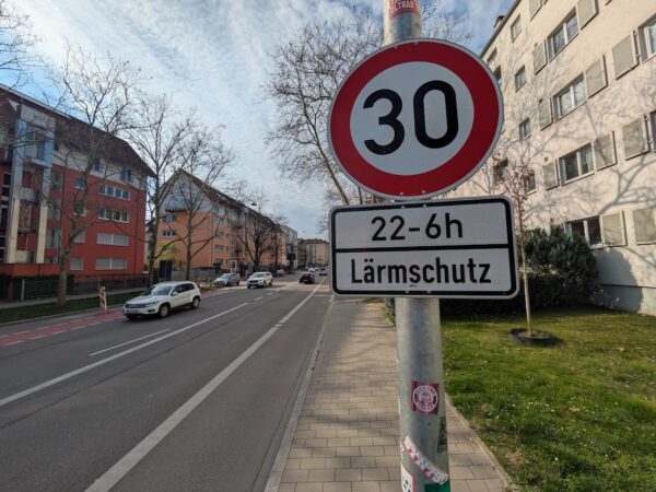 n der Eschholzstraße, wo bisher nur nachts die Geschwindigkeitsbegrenzung gilt, kommt künftig tagsüber Tempo 30. Foto: Joers