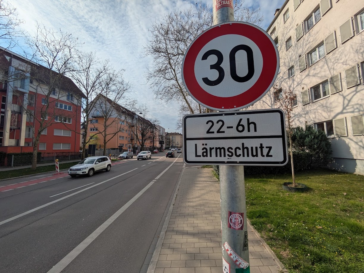 n der Eschholzstraße, wo bisher nur nachts die Geschwindigkeitsbegrenzung gilt, kommt künftig tagsüber Tempo 30. Foto: Joers