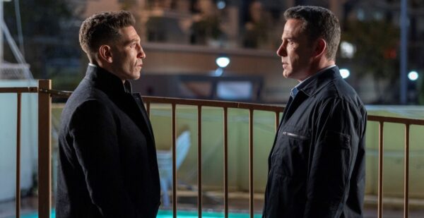 Christian Wolff (Ben Affleck, r.) gerät ins Visier skrupelloser Killer und muss sich mit seinem entfremdeten Bruder Brax (Jon Bernthal) zusammentun.