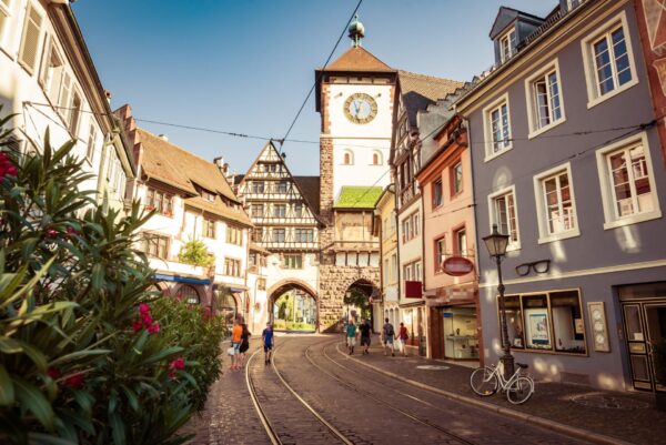 Das sommerliche Freiburg ist der Schauplatz des Romans, Hauptprotagonistin Lisa wohnt in der Wiehre. Foto: Adobe Stock