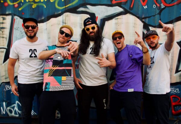 Die HipHop-Band Zweierpasch spielt am 15. Mai im Waldsee ein Konzert für den guten Zweck. Der Erlös geht an krebskranke Kinder. Einen Tag später sind die Freiburger beim ESC-Rahmenprogramm zu Gast. foto: Panoramique_Pix