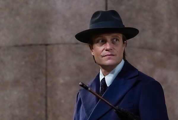 Der mysteriöse Woland (August Diehl) kommt als Tourist nach Moskau.