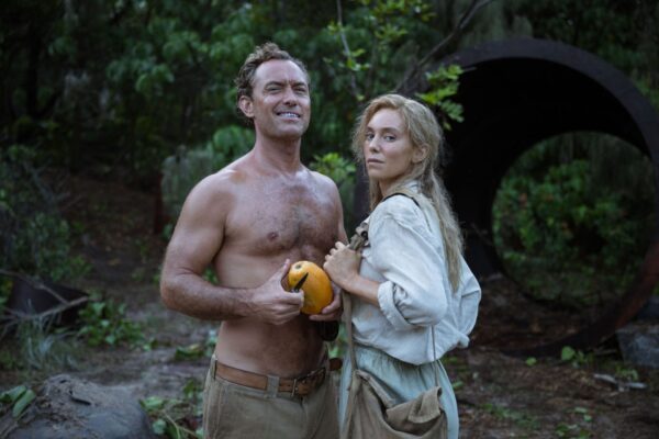 Die ersten Siedler auf der einsamen Insel sind der deutsche Arzt und Philosoph Dr. Friedrich Ritter (Jude Law) und seine Geliebte Dore Strauch (Vanessa Kirby). Foto: Leonine Filmverleih