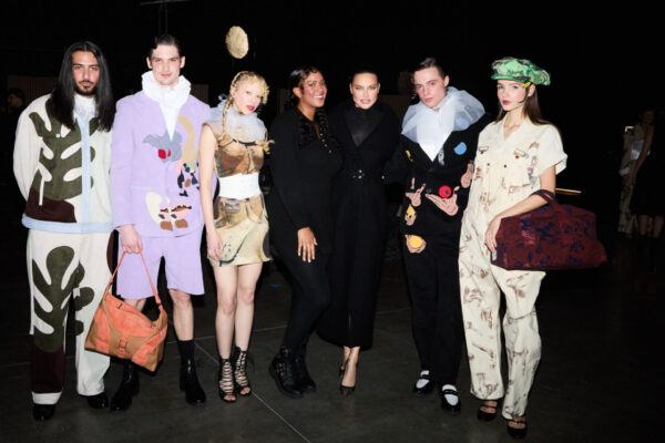 Die Kandidaten - hier (v.l.) Nawin, Pierre , Josy, Aaliyah, Samuel und , Lisa - bekommen Tipps von Victoria's Secret-Engel Adriana Lima . Foto: Pro Sieben/Max Montgomery