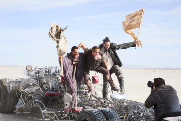 Freiburger Nawin (r.) muss am Donnerstag bei GNTM bei einem „Mad Max“-Shooting überzeugen. Foto: Pro Sieben/Max Montgomery