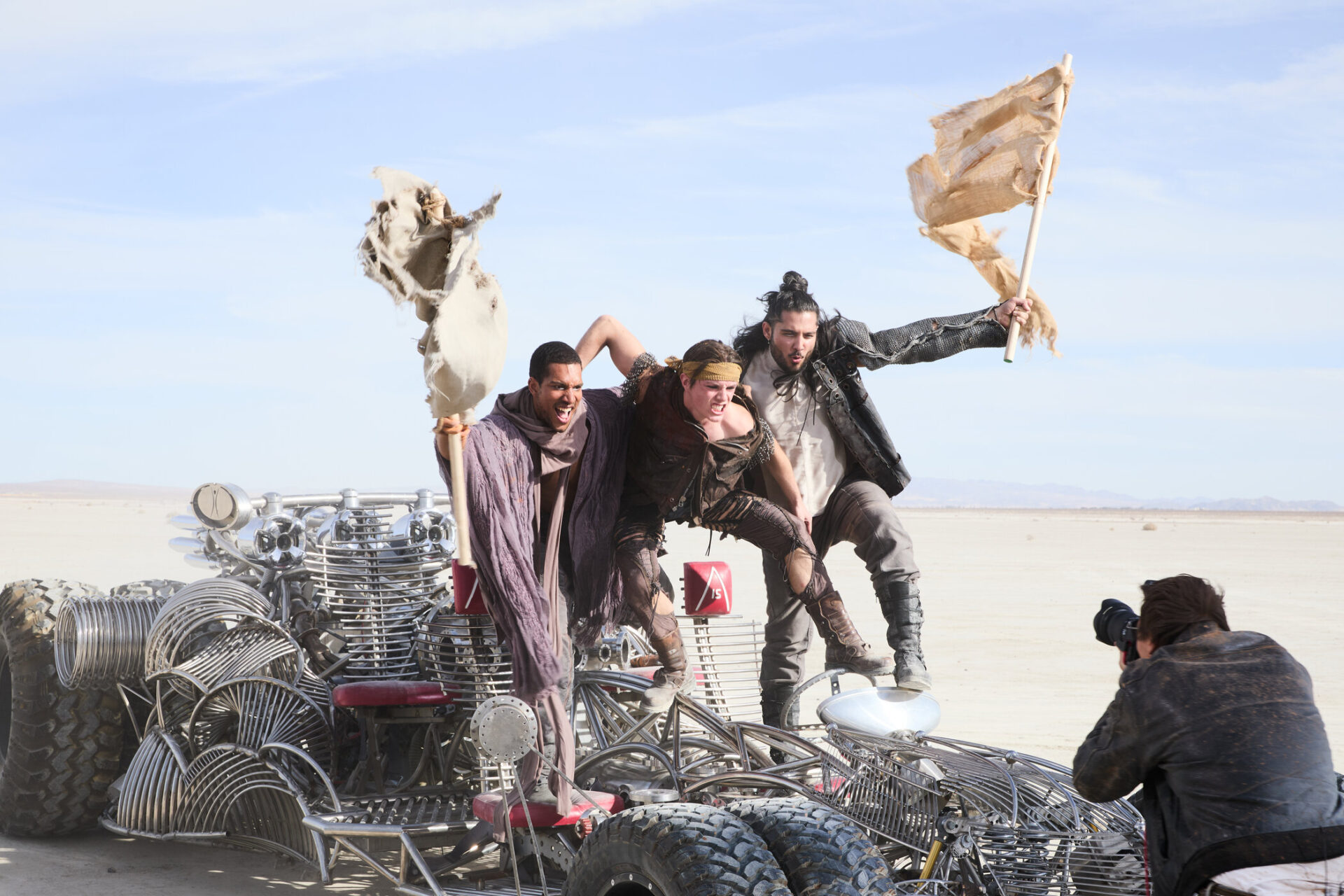 Freiburger Nawin (r.) muss am Donnerstag bei GNTM bei einem „Mad Max“-Shooting überzeugen. Foto: Pro Sieben/Max Montgomery