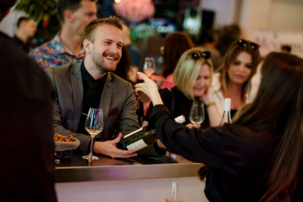 Die Wine a’ Fair im Ballhaus Freiburg ist ein Event mit Lifestyle-Charakter rund um das Thema Wein und Genuss.