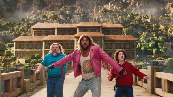 In einem wunderförmigen Wunderland, das durch ihre Phantasie wächst, müssen Steve (Jack Black, v.l.), Garrett (Jason Momoa) und Henry (Sebastian Hansen) zahlreiche Herausforderungen meistern.