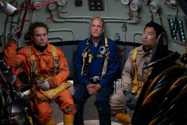 Trotz eines Sturms starten die Taucher Chris (Finn Cole, v.l.), Duncan (Woody Harrelson) und Dave (Simu Liu) ihre Mission unter Wasser – bis Teile des Schiffssystems ausfallen.