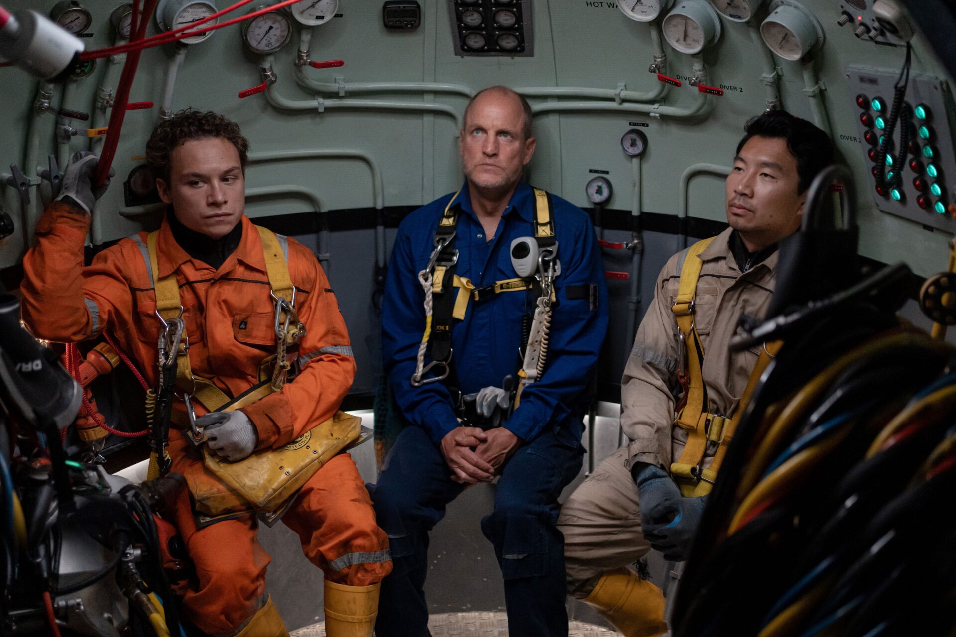 Trotz eines Sturms starten die Taucher Chris (Finn Cole, v.l.), Duncan (Woody Harrelson) und Dave (Simu Liu) ihre Mission unter Wasser – bis Teile des Schiffssystems ausfallen.