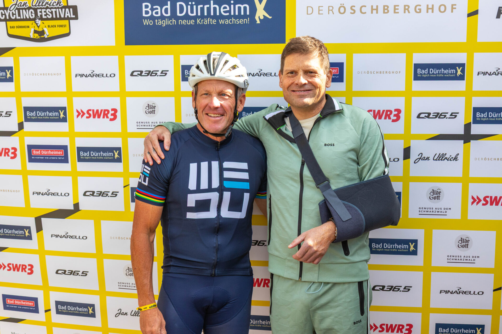 Früher Rivalen, heute Freunde: Lance Armstrong kam zu Jan Ullrichs Festival am Wochenende – letzterer noch mit deutlichen Blessuren von seinem Unfall.