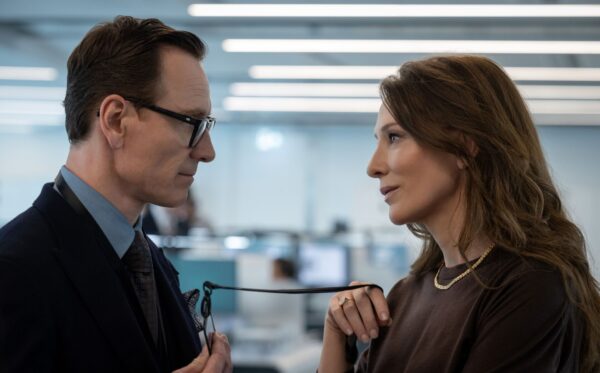 Bei den Ermittlungen von Agent George Woodhouse (Michael Fassbender) gerät seine eigene Frau Kathryn (Cate Blanchett) ins Visier – welches Geheimnis verbirgt sie?