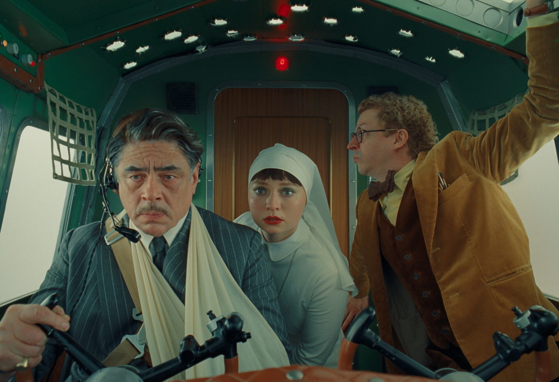 Korda (Benicio del Toro), seine Tochter Liesl (Mia Threapleton) und Familien-Tutor Bjorn (Michael Cera) begeben sich auf eine gefährliche Mission.