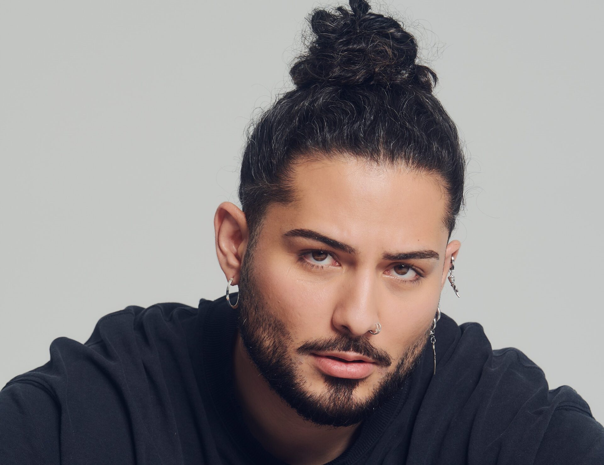 Freiburger Nawin Nazary ist raus bei GNTM und begeistert jetzt mit Musik.