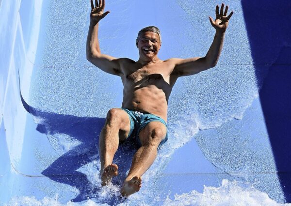 Für ihn waren die kühlen Wassertemperaturen beim Saisonauftakt des Strandbads kein Problem: Sportbürgermeister Stefan Breiter hatte beim Rutschentest sichtlich Spaß.