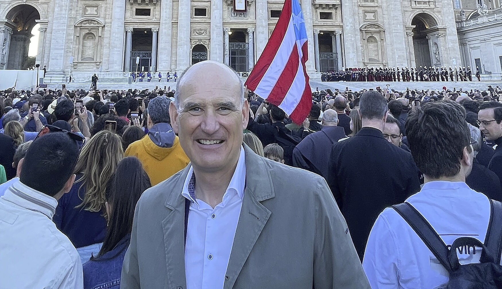 „Die Stimmung war großartig“: Freiburger Manuel Herder verfolgte in der Menschenmenge auf dem Petersplatz in Rom gespannt die Papstwahl.