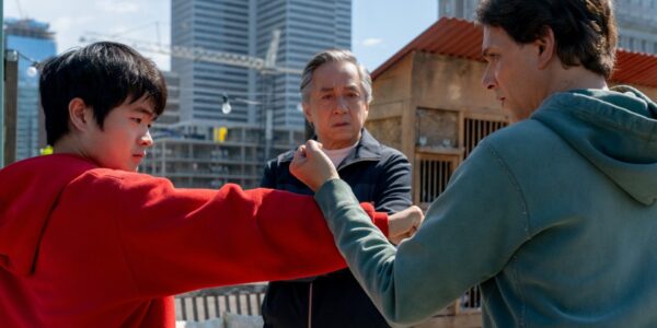 Mr. Han (Jackie Chan) und Daniel LaRusso (RalphMacchio) bereiten Li Fong (Ben Wang) auf den Karatewettbewerb vor.