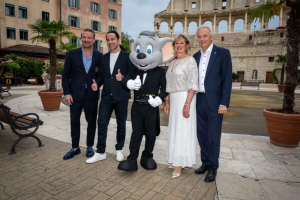 Der Erlös des Golf-Cups geht an die Stiftung von Comedian Bülent Ceylan (2.v.l.) – hier am Montag im Europa-Park mit Sänger Sascha (l.) und Mauritia und Jürgen Mack.