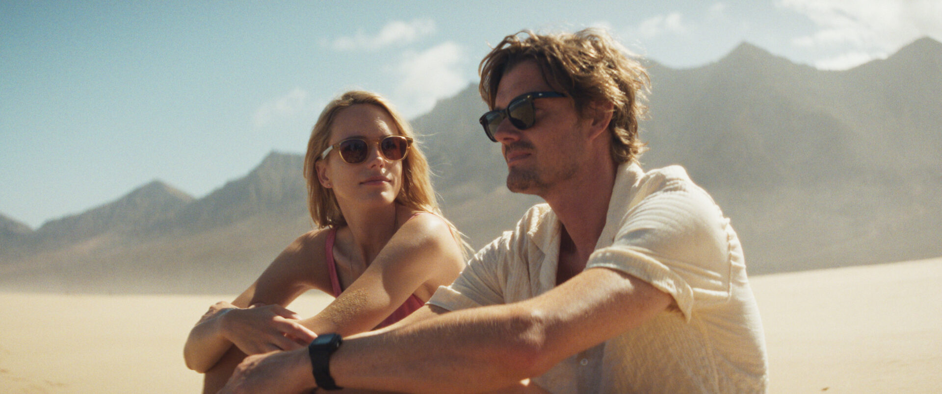 Tom (Sam Riley) ist von Annes (Stacy Martin) Verhalten irritiert, denn nach dem Verschwinden ihres Mannes verstrickt sie sich in Widersprüche.