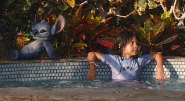 Lilo (Maia Kealoha) der Außerirdischen Stitch werden schnell Freund.e. Foto: Disney Studios
