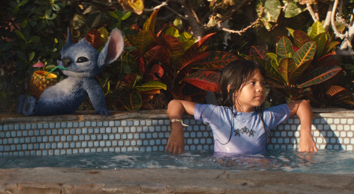 Lilo (Maia Kealoha) der Außerirdischen Stitch werden schnell Freund.e. Foto: Disney Studios